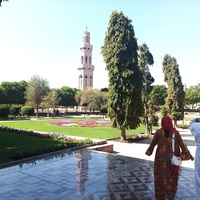 Один из пяти минаретов мечета Султана Кабуса