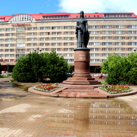 Памятник равноапостольной княгине Ольге.