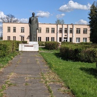 Сельский совет и памятник Ф.Э. Дзержинскому
