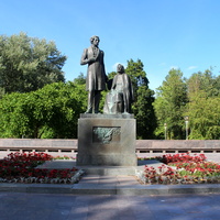 Памятник "Поэт и крестьянка".