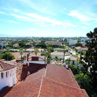 Здание суда округа Санта Барбара, вид на крышу бывшего монастыря и океан