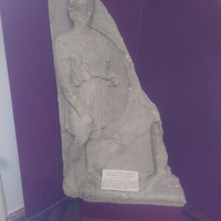 Историко-археологический музей. Стела с изображением оруженосца и воина, V-IV в. до н.э.