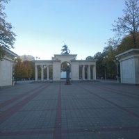 Памятник-бюст Маршалу Жукову и Мемориальная арка "Ими гордится Кубань"
