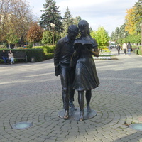 Скульптура "Шурик и Лида" на улице Красной
