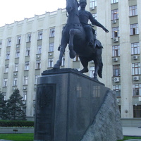 Памятник Кубанскому казачеству перед администрацией Краснодаского края