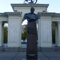 Памятник-бюст Маршалу Жукову перед мемориальной аркой "Ими гордится Кубань"