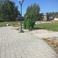 В сквере у администрации Красновишерска. Топиарная фигура медведь
