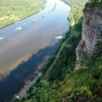 Река Вишера с края обрыва скалы Ветлан. Внизу - автомобили и дорога вдоль берега. Камень Ветлан — один из самых нижних по течению Вишеры, самый высокий — 143 м над урезом реки (263 метра над уровнем моря) и самый длинный — более 1700 м вдоль реки
