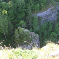 Отвесные стены, обрывы и останцы скалы Ветлан