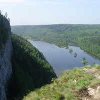 Река Вишера с одной из обзорных площадок скалы Ветлан. Камень Ветлан — один из самых нижних по течению Вишеры, зато самый высокий — 143 м над урезом реки (263 метра над уровнем моря) и самый длинный — более 1700 м вдоль реки.
