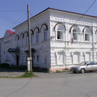 Бывший купеческий дом XIX в центре поселка Орёл, в здании располагается библиотека.