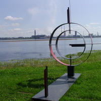 Сквер на берегу Камы, называемый Строгановской аллеей с арт-объектами.