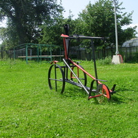 Сквер на берегу Камы, называемый Строгановской аллеей с арт-объектами. Велосипедист.