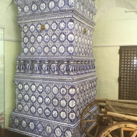 В музее «Палаты Строгановых» Усолья. Изразцовая кобальтовая (синяя) «голландская» печь с изображением бытовых сцен, восстановлена к 2014 году.