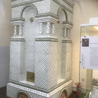 В музее «Палаты Строгановых» Усолья. Изразцовая печь с витым крестовым рельефом по белому полю, восстановлена к 2017 году.