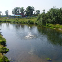 Плавающий светодинамический фонтан на реке Усолке Соликамска, работающий в тестовом режиме.