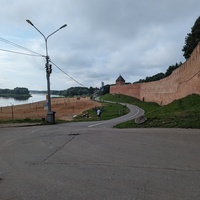 Кремлевская стена вдоль реки Волхов