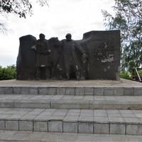 Памятник основателям Осинской слободы Нечаю и Филиппу Калужениным