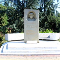 Памятник погибшим героям и жертвам войны.