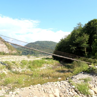 Подвесной мост через реку Аше.