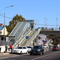Пешеходно-эскалаторный переход к пляжу.