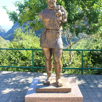Скульптура Геракла на смотровой площадке у ущелья Ахцу.