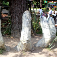Скульптура "Пальцы" в парке "Ривьера".