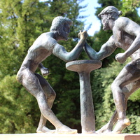 Скульптура "Рукоборцы" в парке "Ривьера".