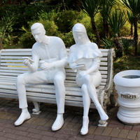 Скульптура "Телефонозависимые" в парке "Ривьера".