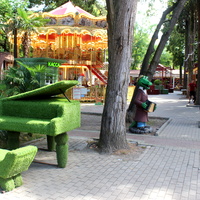 Уголок аттракционов в парке "Ривьера".