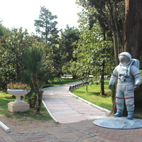 Аллея Космонавтов в парке "Ривьера".