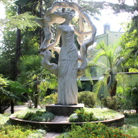 Скульптура "Фея цветов" в парке "Ривьера".