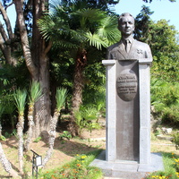 Памятник лётчику-космонавту В.Севастьянову в парке "Ривьера".