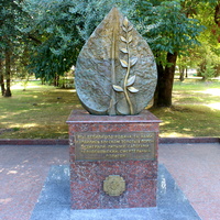 Памятник героям-чернобыльцам.