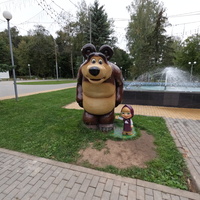 Маша и Медведь около фонтана