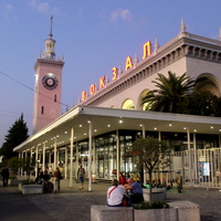 Железнодорожный вокзал вечером.