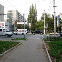 У перекрёстка ул.Лермонтова (слева на право и наоборот) и ул.Толстого