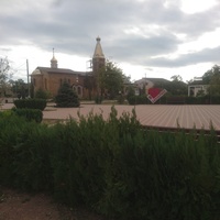 Поселковый сквер со стелой "Я люблю Заозёрное". За ним храм священномученика Порфирия, епископа Симферопольского и Крымского