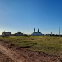 Дома, и церковь