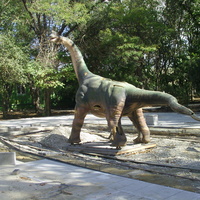 Скульптура динозавра в Курортном парке.