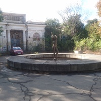 Скульптура "Купающаяся девушка" в Курортном парке