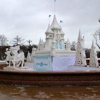 Зимнее оформление фонтана у театрального "Чехов-центра".