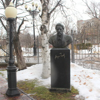 Бюст А.П. Чехова во дворике музея.