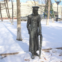 Скульптура "Человек в футляре" (автор Иван Болотов) в театральном сквере.