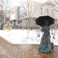 Скульптура "Дама с собачкой" (автор Салават Щербаков) в театральном сквере.