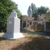 Памятник Л.Н. Толстому в парке им. Фрунзе