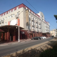 Ночной клуб "Версаль" (закрыт) и отель "Украина Палас" на проспекте Ленина