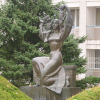 Скульптура "Дети Родины" у Республиканского детского дома, существует с советских времен (сейчас Всероссийский детский центр "Алые паруса"). Ее автор - евпаторийский скульптор Алексей Шмаков.