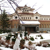 Здание музея зимой.