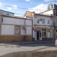 Аптека и магазин продуктов Зерновушка на улице Караева